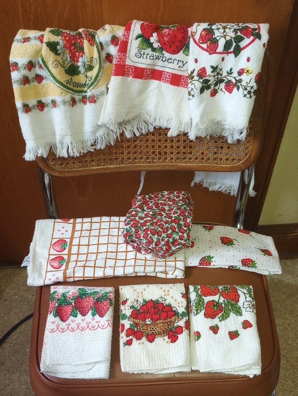 Vintage Strawberry 9-Piece Kitchen Linen Lot: Towels, Dishcloths, Decor. As-Is